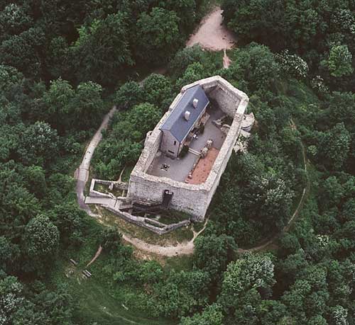Magyaregregy-Mrvr. Die Luftaufnahme der Burg von Norden, 2005. (Foto: civertan.hu)