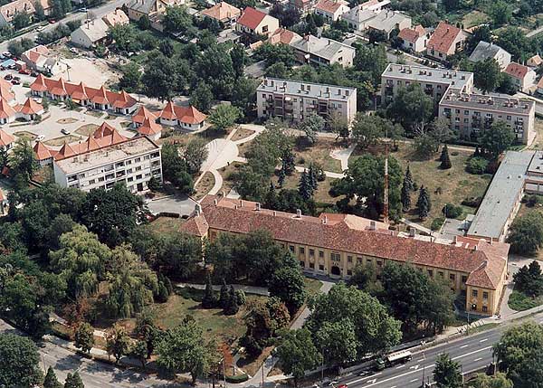 Kapuvr. Die Luftaufnahme der ehemaligen Befestigungsanlage von Westen, 2000 (Foto: civertan.hu)