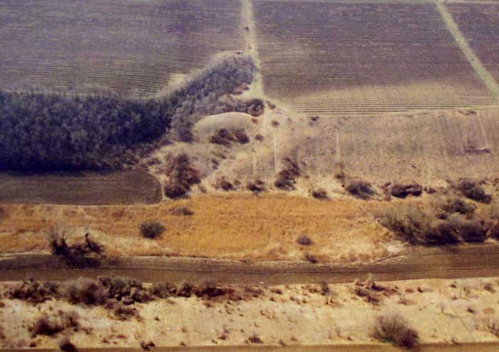 Cskakő-Snci dűlő.  Die Luftaufnahme der Befestigung von Osten, 1995 (Foto: György Terei)