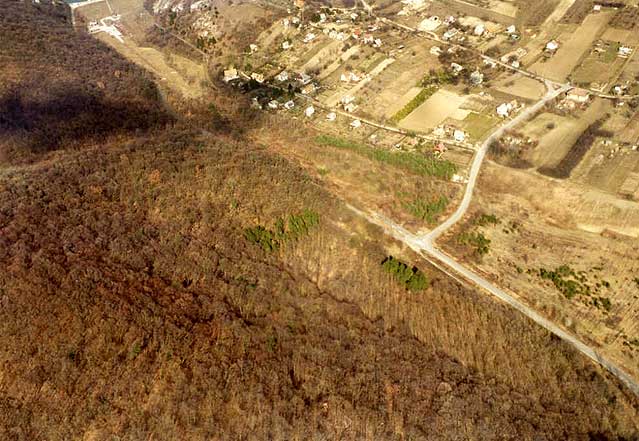 Kincsesbnya-Vaskapu. Die Luftaufnahme des Burgberges von Südwesten, 1995  (Foto: György Terei)