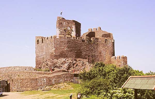 Hollkő. Die Burg von Osten, 1996 (Foto: Istvn Feld)