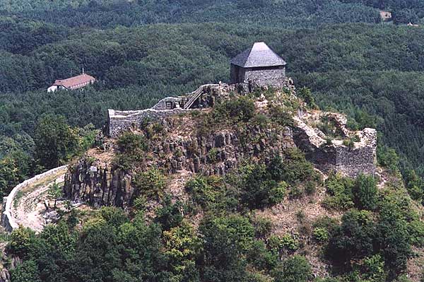 Salgtarjn-Salg. Die Luftaufnahme der Burg von Süden, 2004 (Foto: civertan.hu)