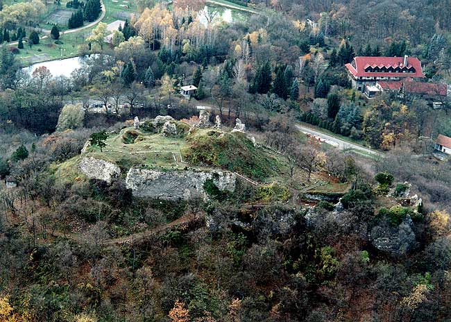 Bujk. Die Luftaufnahme der Burg von Osten, 2002 (Foto: civertan.hu)