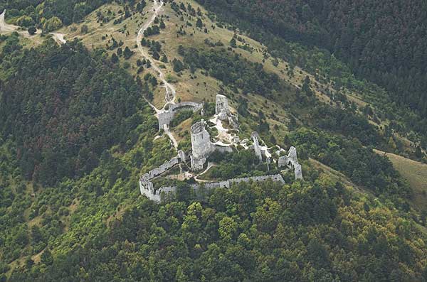 Cachtick hrad, Luftbild von SW (Foto: I. Kuzma, A SAV Nitra).