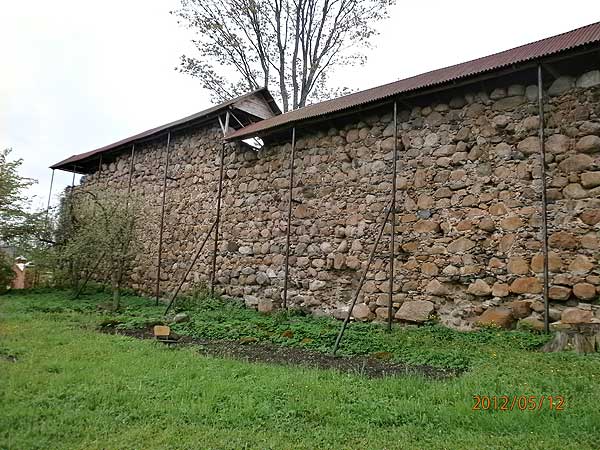 Ruine der Ringmauer von aussen, Foto: Una Cine (2012)