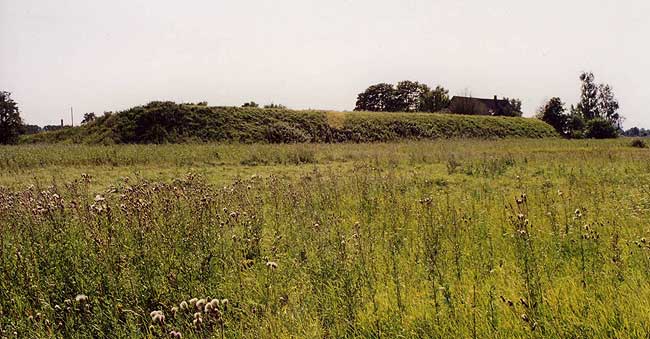 Gesamtansicht der Erdwälle um die Burgstätte, Foto: Andris Caune (2002)